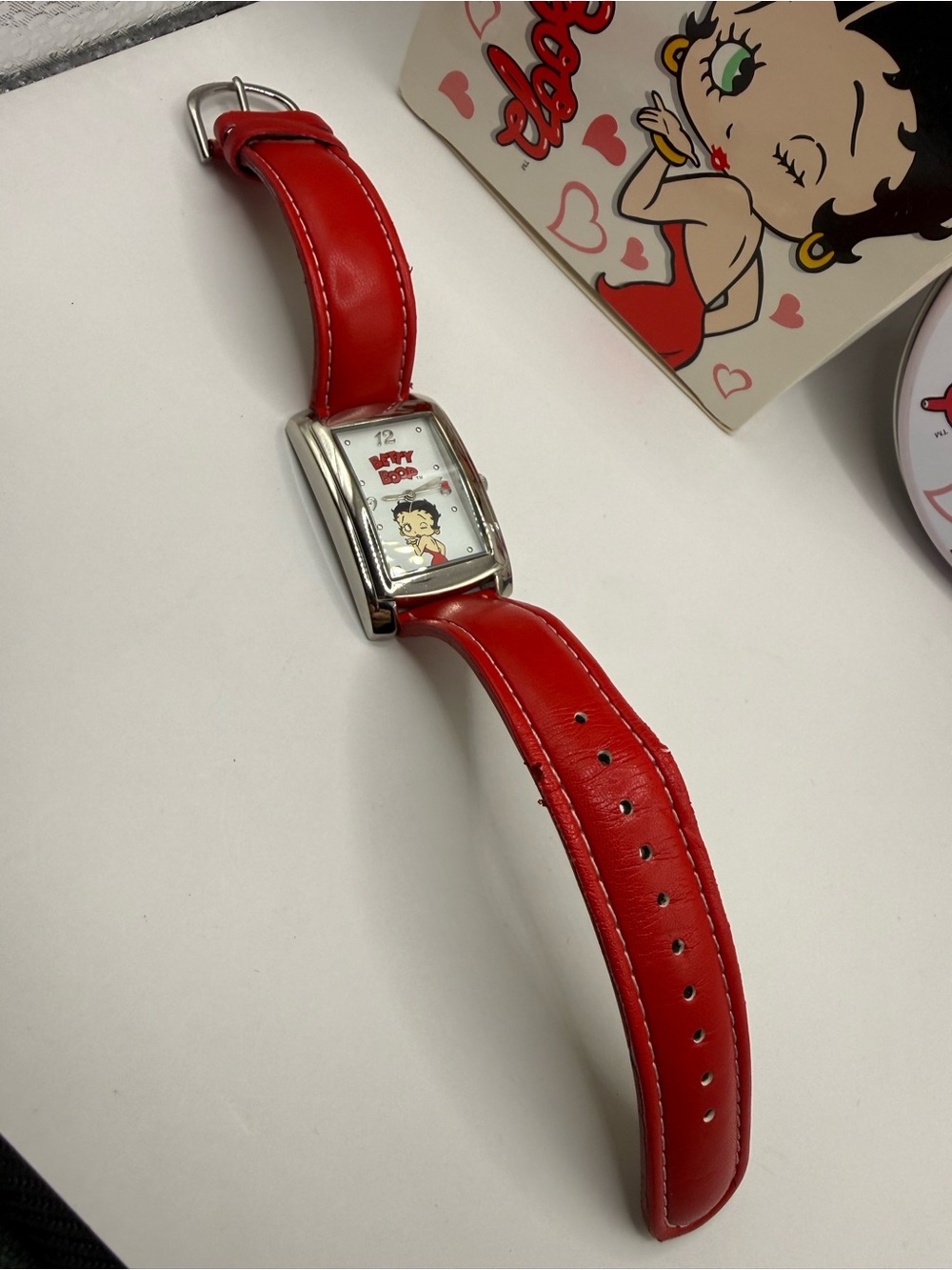 Betty Boop Here's a Kiss Red Band Watch 2005 Avon with Tin & Box (New Battery) - Picture 8 of 12